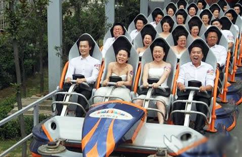 12 pairs of lovers held a roller coaster wedding