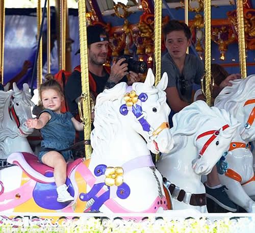 Beckham with his family to paly the caoursel ride